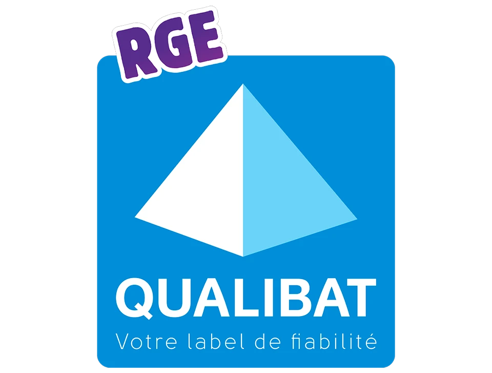 Le travailleur avec un tuyau vaporise l'isolation de l'éco-huile dans le grenier d'une maison